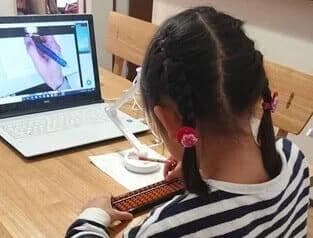 自宅でそろばんの授業を受ける様子
